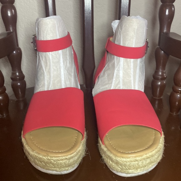 Red Strap Forever Sandals - Picture 5 of 11